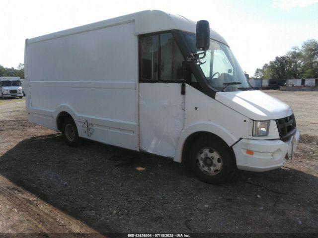  Salvage Isuzu Commercial Van