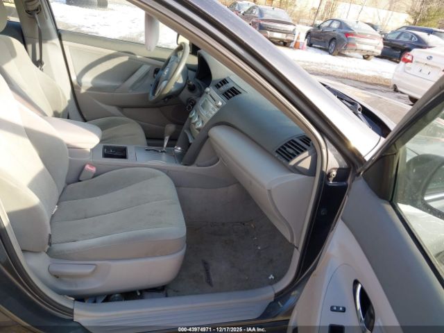 Toyota Camry Le Image 5