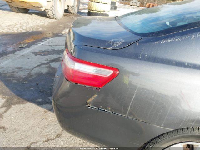 Toyota Camry Le Image 9