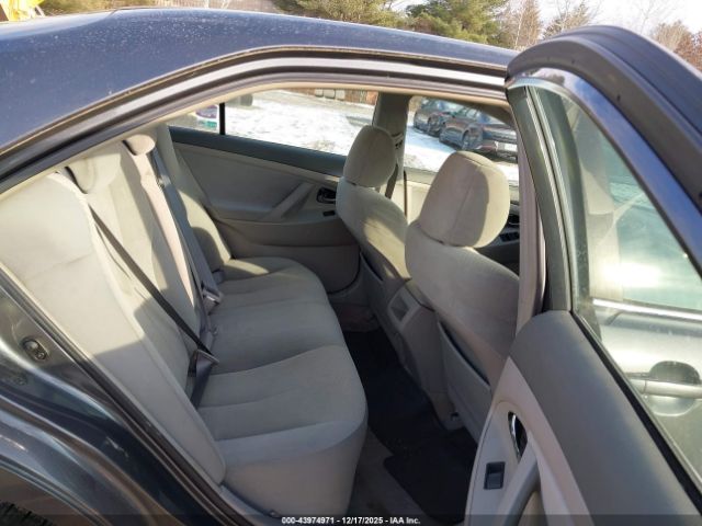 Toyota Camry Le Image 8