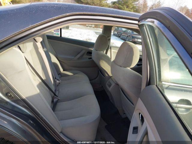 Toyota Camry Le Image 8