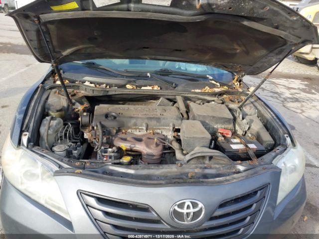 Toyota Camry Le Image 4