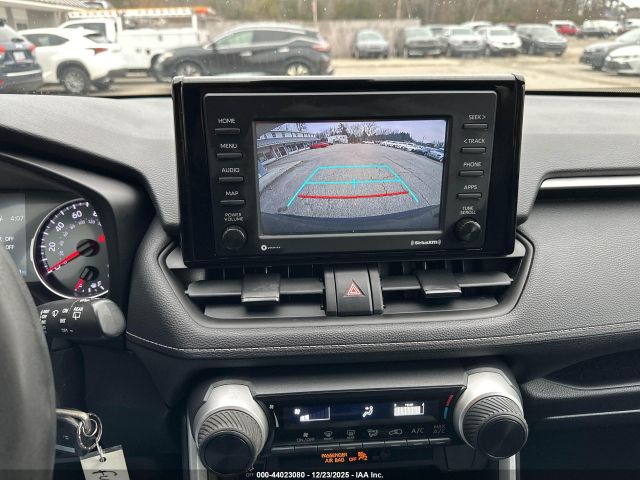 Toyota RAV4 Le Image 10