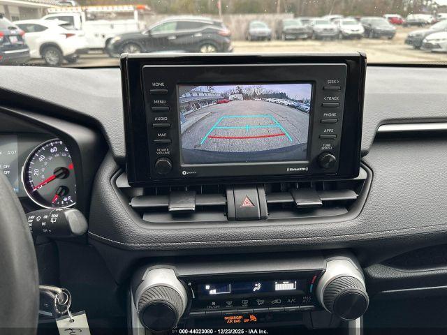 Toyota RAV4 Le Image 10