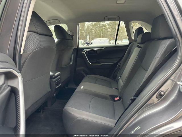 Toyota RAV4 Le Image 9