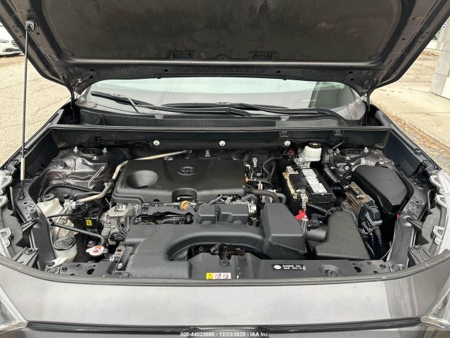 Toyota RAV4 Le Image 8