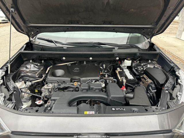 Toyota RAV4 Le Image 8