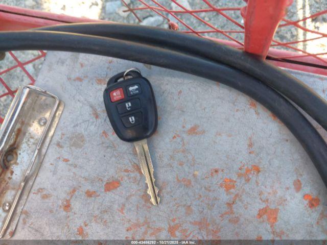 Toyota Camry Le Image 4