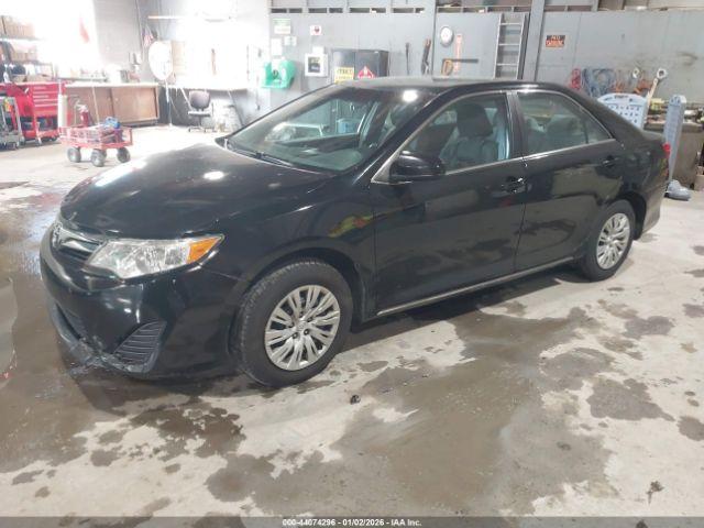 Toyota Camry Le Image 2