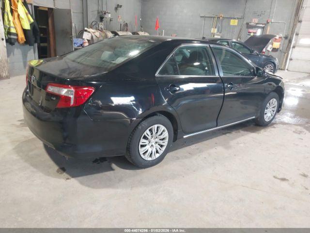 Toyota Camry Le Image 9