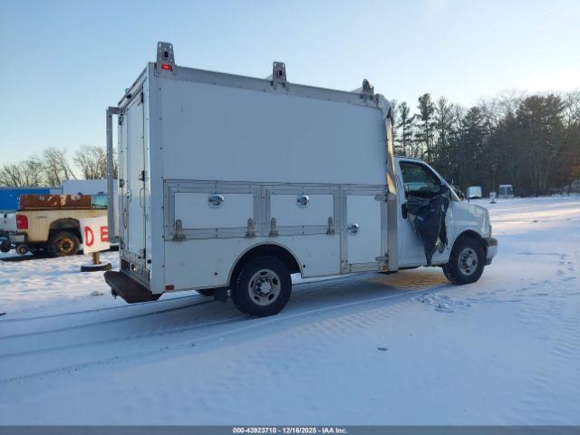 Chevrolet Express Work Van Image 4