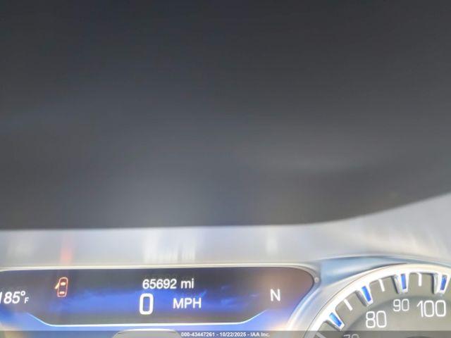 Chrysler 200 C Image 9