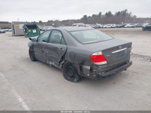 Toyota Camry Le Image 3