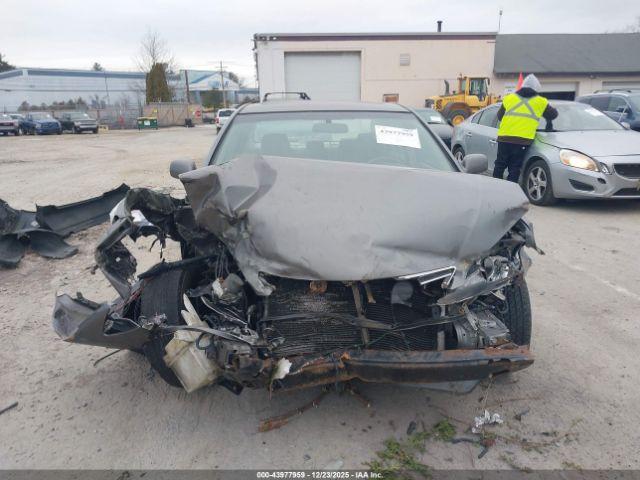 Toyota Camry Le Image 5