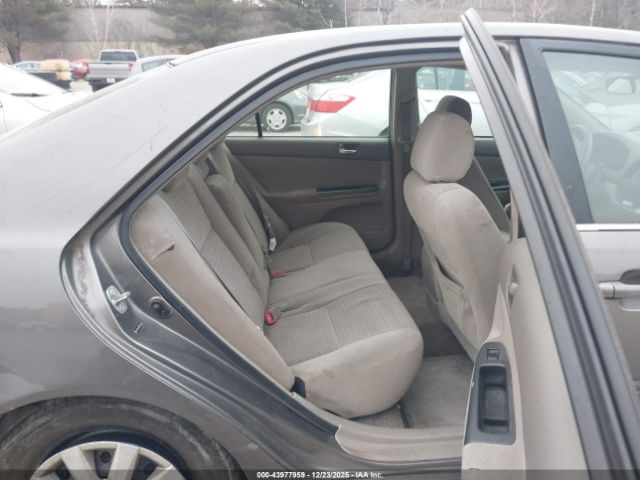 Toyota Camry Le Image 9