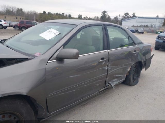 Toyota Camry Le Image 8