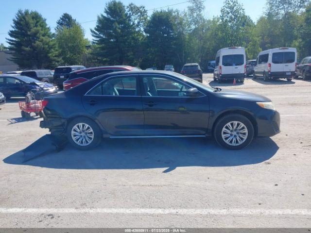 Toyota Camry Le Image 8