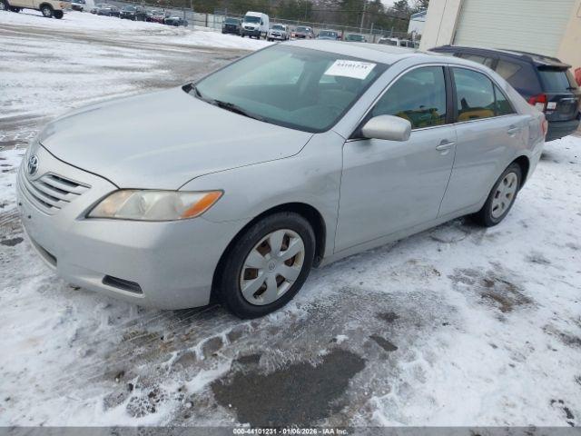 Toyota Camry Le Image 2