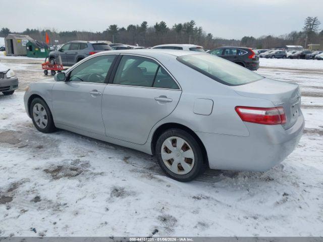 Toyota Camry Le Image 3
