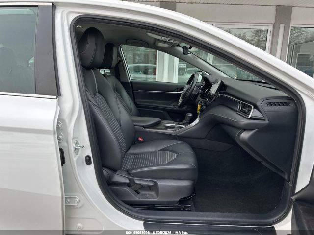 Toyota Camry Se Image 10